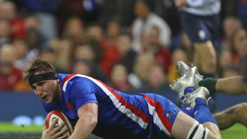 Tournoi des six nations: la France m&egrave;ne 10 &agrave; 9 &agrave; la mi-temps face au pays de Galles