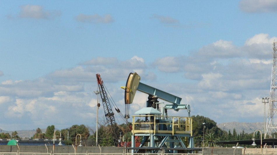 Petrolio in rialzo, Wti a 56,03 dollari (+0,76%)