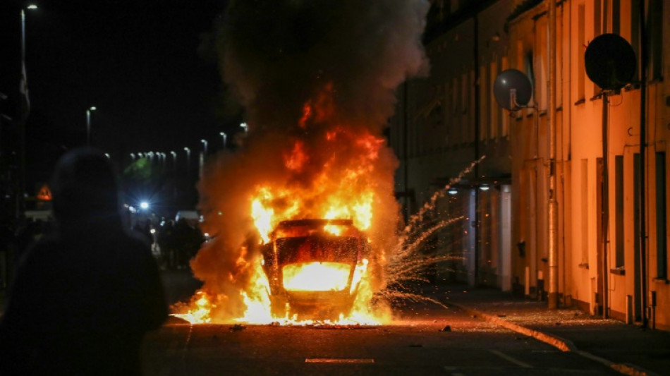 Seis presos e 17 policiais feridos em distúrbios com motivação racial na Irlanda do Norte