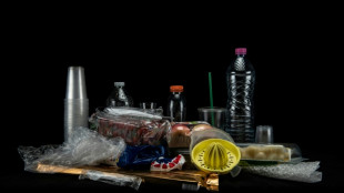 Bouteilles, fruits et l&eacute;gumes emball&eacute;s... le plastique toujours "omnipr&eacute;sent" en grandes surfaces