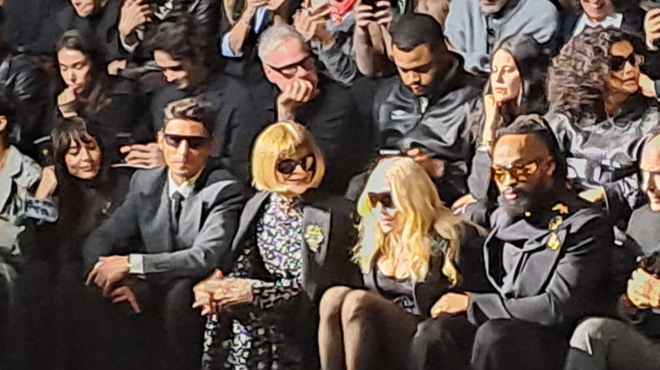 Madonna allo show di Dolce e Gabbana, bustier e occhiali da diva