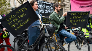 Sécurité à vélo: des centaines de personnes rassemblées à Paris contre la "violence motorisée"