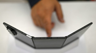 Samsung présente son premier téléphone pliable en trois