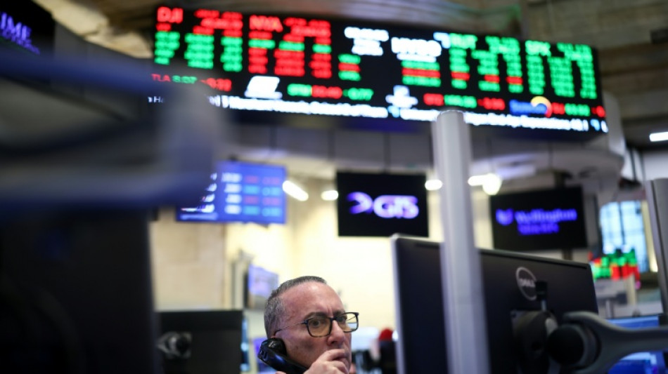 Nouveaux records &agrave; Wall Street, la tension retombe avec les prix du p&eacute;trole