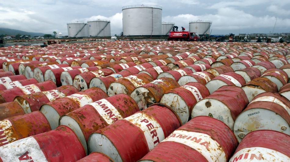 Prezzo petrolio in aumento, Wti scambiato a 64,30 dollari