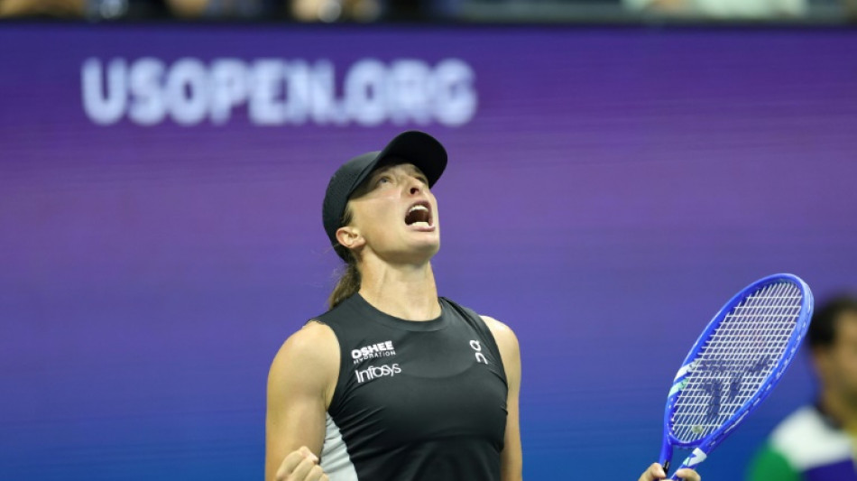 Swiatek struggles into US Open fourth round