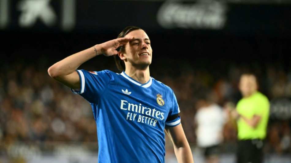 Real Madrid vence Valencia (2-0) e continua na cola do Bar&ccedil;a