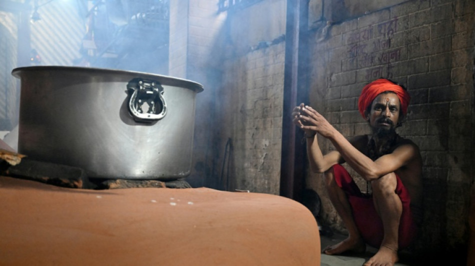 Los hombres santos del hinduismo, autorizados a estar desnudos en un templo nepalés