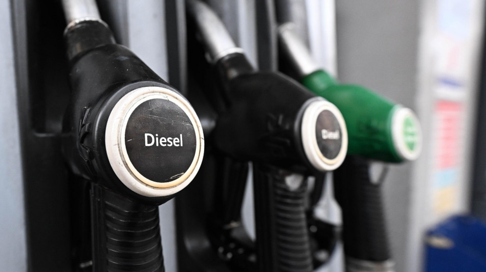 Mimit, prezzi dei carburanti in calo per quindicesimo giorno consecutivo