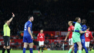 Everton shrug off bizarre red card to beat blunt Man Utd