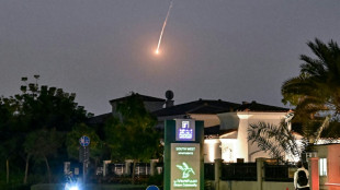 Emirate melden hunderte iranische Angriffe - ein Toter bei Zwischenfall auf Airport