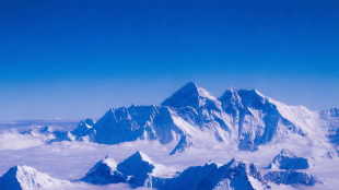 Un morto e oltre 200 alpinisti ancora bloccati sull'Everest