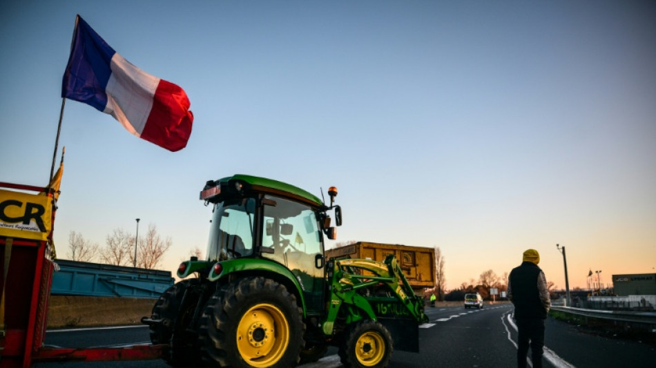 Agricultores franceses protestan con tractores frente a la Torre Eiffel en Par&iacute;s