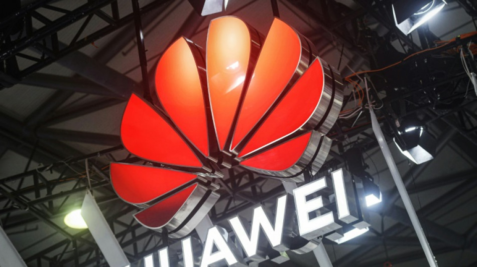 Huawei apresenta o primeiro celular dobr&aacute;vel em tr&ecirc;s partes