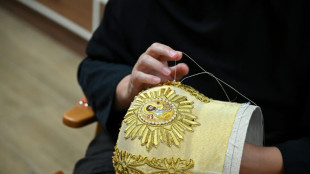 Mitre après mitre, les mains d'or de nonnes macédoniennes brodent les coiffes du clergé orthodoxe