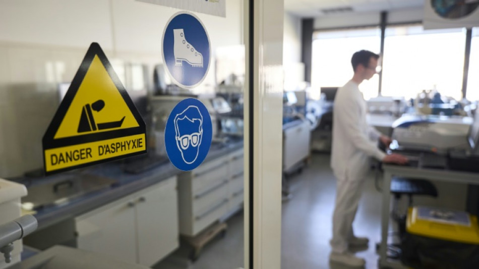 Au coeur d'un laboratoire qui traque les faux médicaments