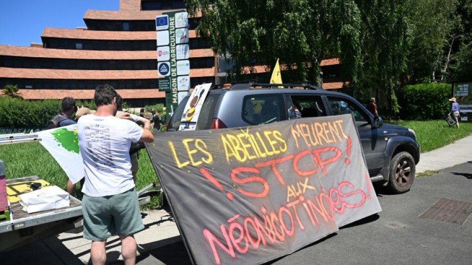 Parlamento francés reautoriza utilización de controvertido pesticida