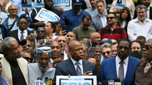 Alcalde de Nueva York anuncia su candidatura a la reelección con dardos a rival Mamdani