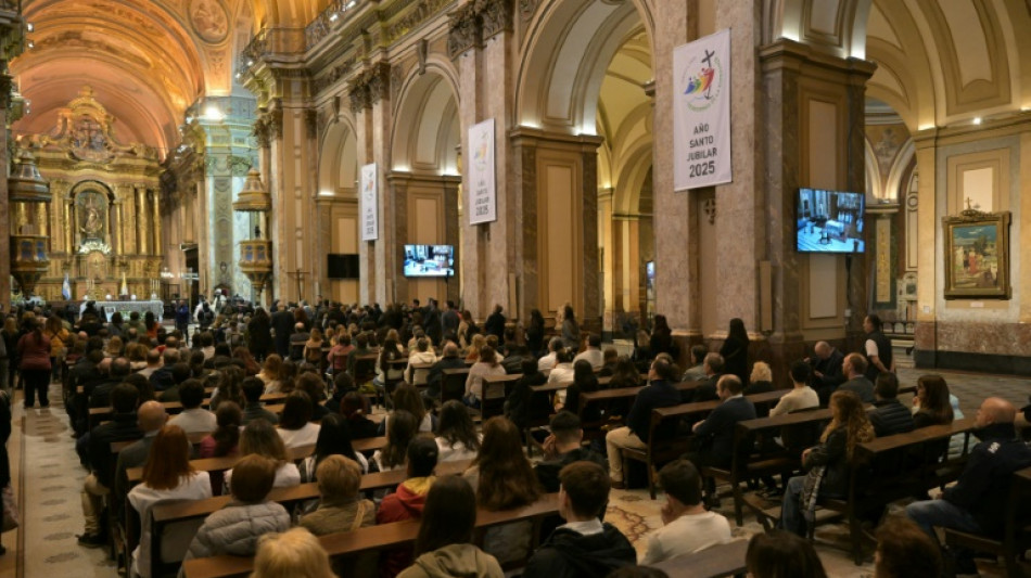 Dans l'aube de Buenos Aires, larmes et prières d'Argentins "orphelins" de leur pape