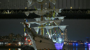 Deux morts dans le choc d'un voilier mexicain contre le pont de Brooklyn à New York