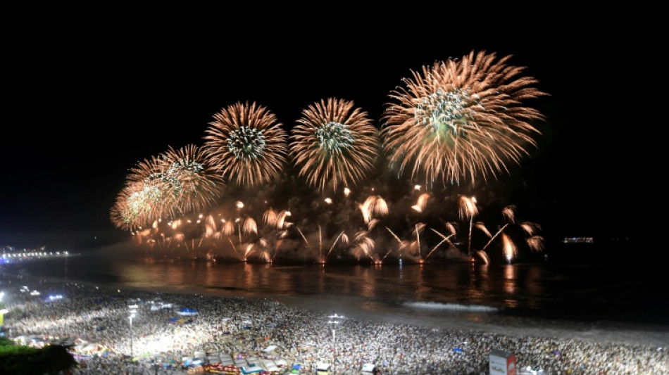 Marea humana en Copacabana despide el 2025, a&ntilde;o de la tregua en Gaza y del regreso de Trump