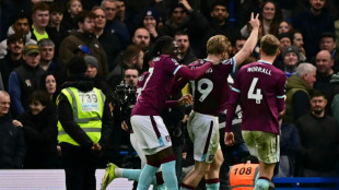 Em busca de vaga na Champions, Aston Villa e Chelsea trope&ccedil;am no Ingl&ecirc;s