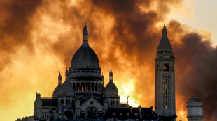 Bombeiros controlam incêndio em centro de triagem de resíduos ao nordeste de Paris