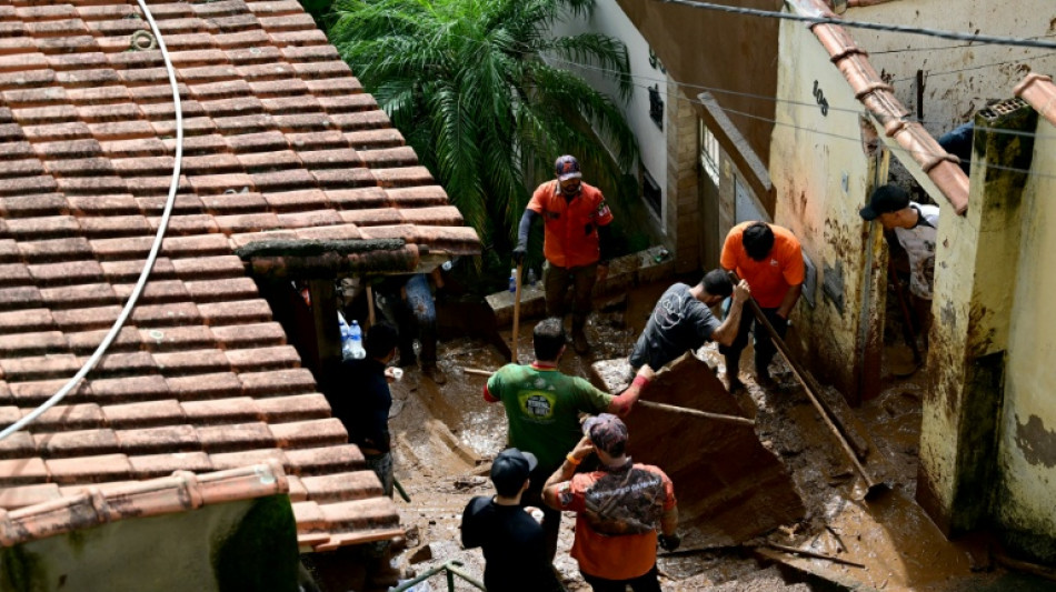 Moradores buscam seus familiares ap&oacute;s chuvas mortais em MG
