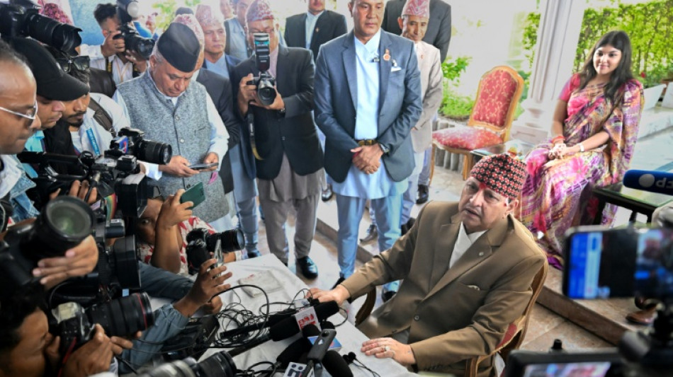 Cientos de personas celebran el cumpleaños del ex rey de Nepal en señal de apoyo