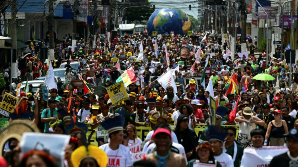 Zehntausende bei Gro&szlig;demonstration zur Halbzeit der Klimakonferenz in Brasilien