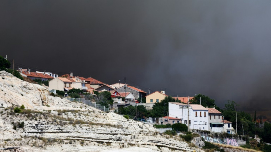 Incendie: le feu encore actif à Marseille mais baisse en intensité