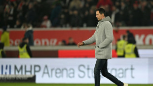 Eintracht Frankfurt demite o t&eacute;cnico Dino Toppm&ouml;ller