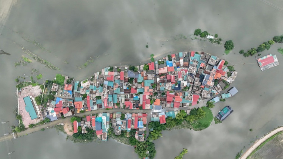 Vietnam: la banlieue de Hanoï toujours submergée par les eaux 