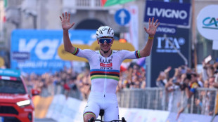 Ciclismo: Pogacar torna in Slovenia, accolto come una rock star