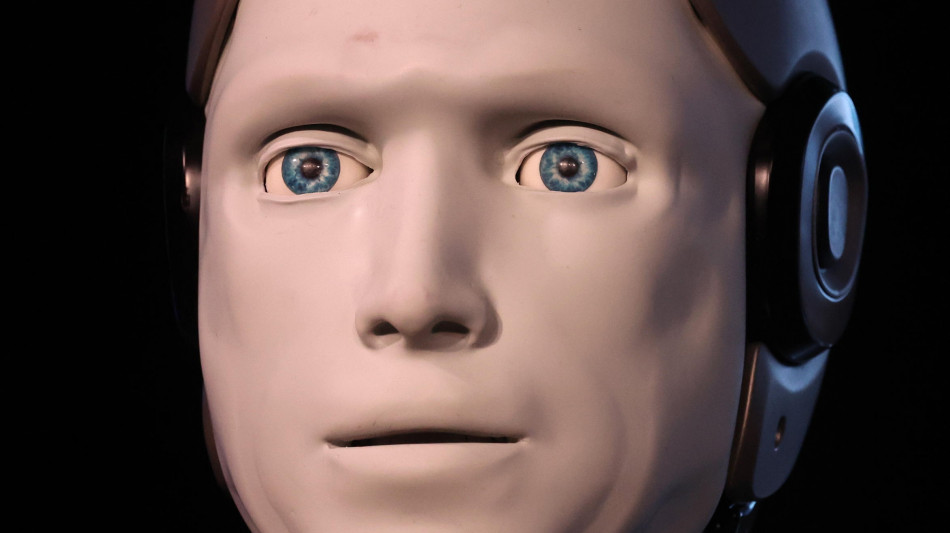 Un robot umanoide muove le labbra in sincrono con l'audio di decine di lingue