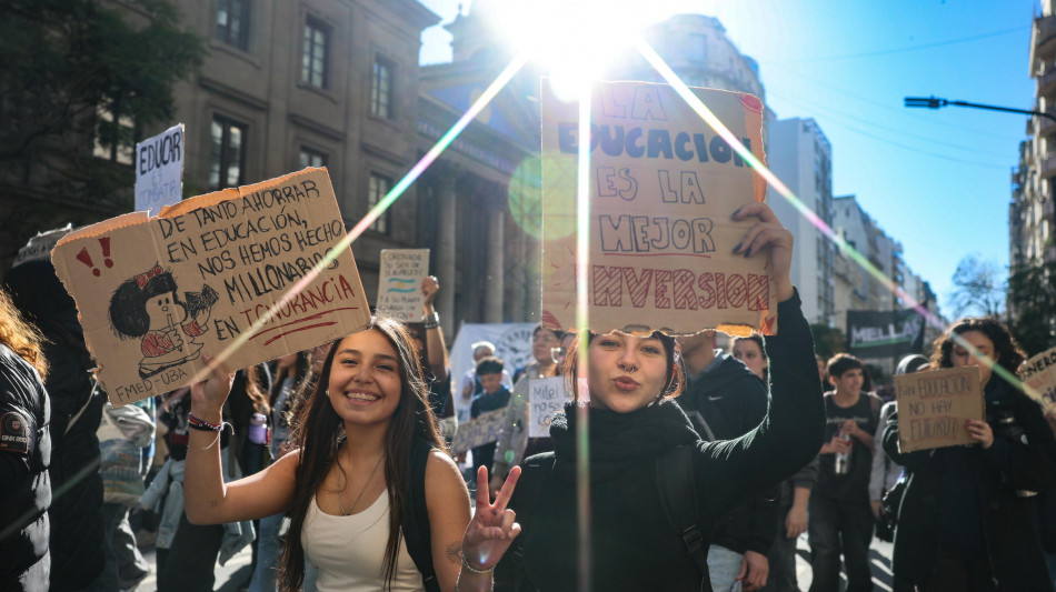 Studenti e docenti ancora in piazza in Argentina per il finanziamento delle Universit&agrave;