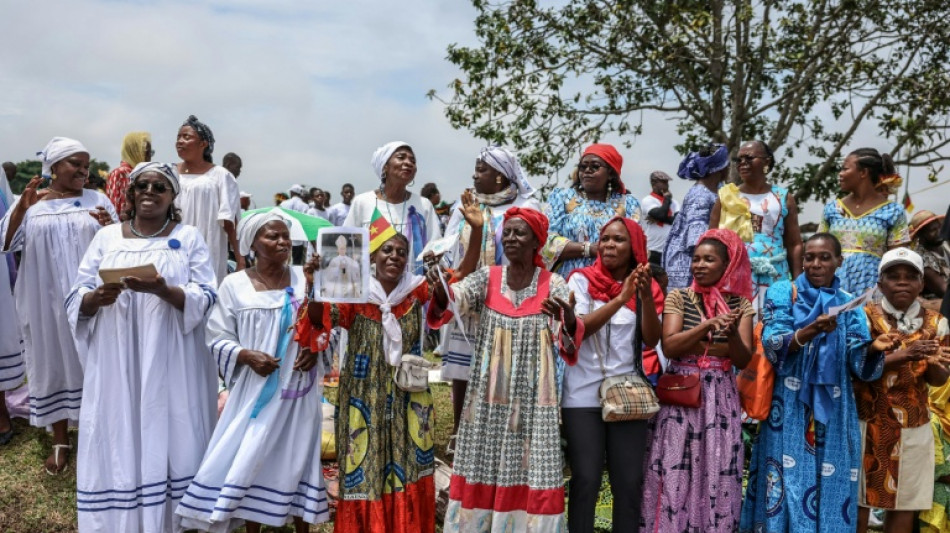 Cameroonians welcome pope on second leg of African tour