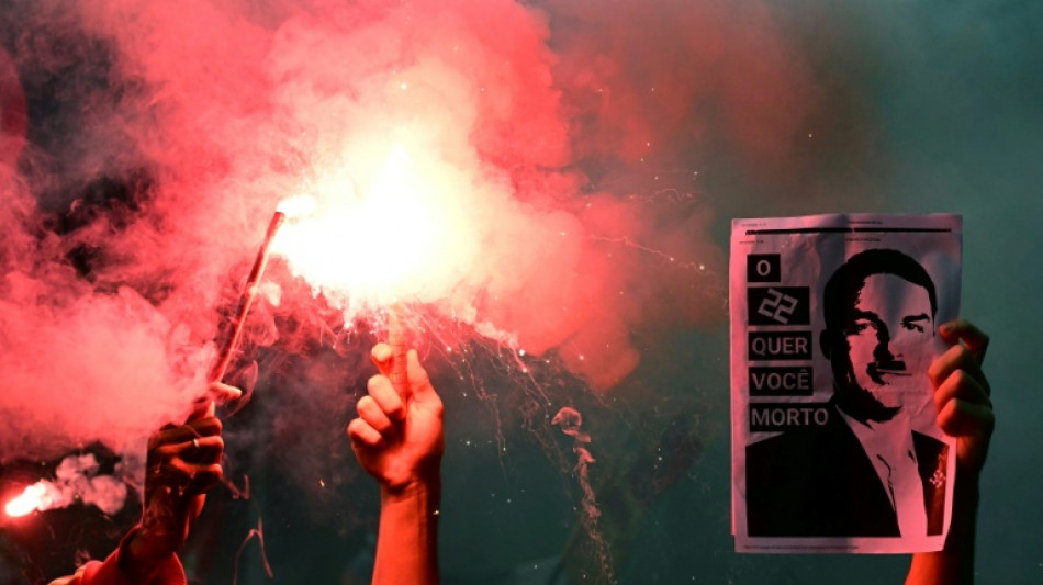 "Bolsonaro nunca mais": milhares v&atilde;o &agrave;s ruas antes do segundo turno eleitoral