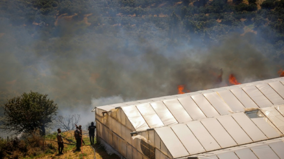 Gr&eacute;cia evacua parte de um sub&uacute;rbio de Atenas devido aos inc&ecirc;ndios