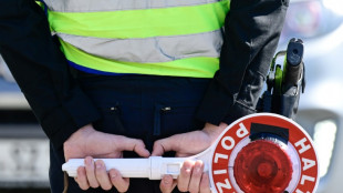 Leichtsinn unter Freunden: Jugendlicher stirbt nach Sturz von Motorhaube