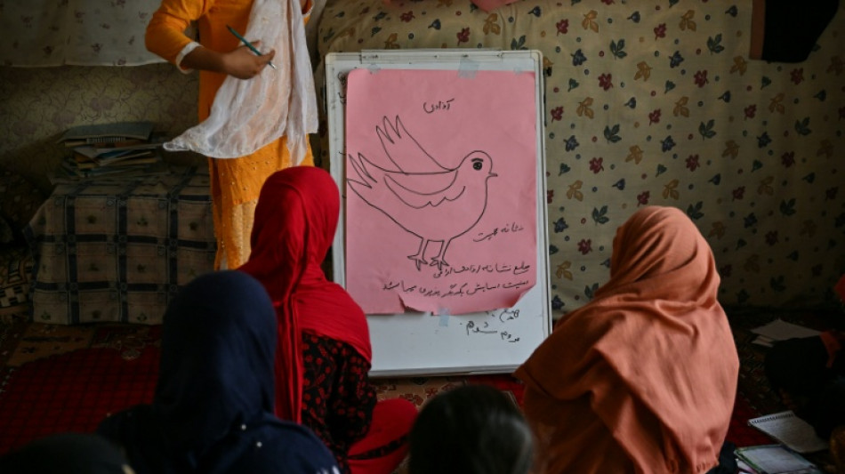 Veto do governo talib&atilde; deixa 2,4 milh&otilde;es de afeg&atilde;s sem acesso ao ensino m&eacute;dio