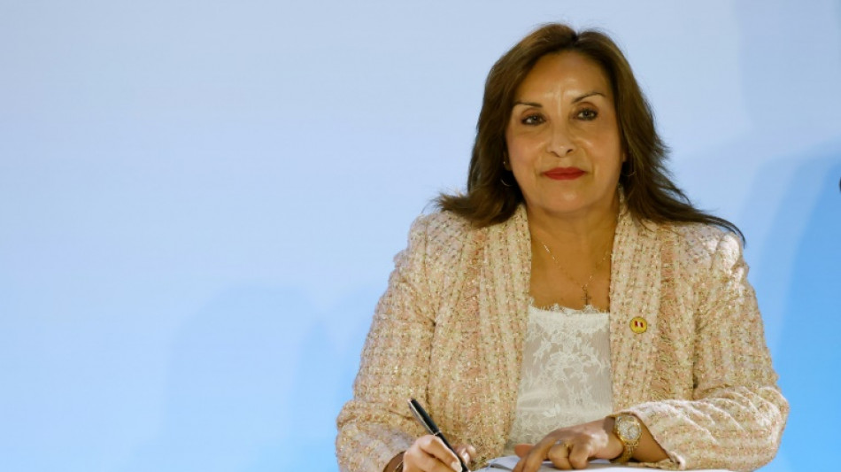 Presidenta de Perú se duplica el sueldo en medio de su impopularidad récord