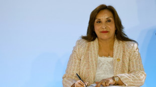 Presidenta de Perú se duplica el sueldo en medio de su impopularidad récord