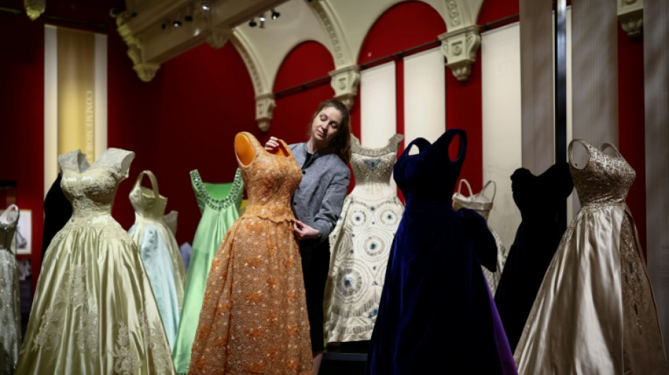 Isabel II, la reina de la diplomacia a trav&eacute;s del vestuario
