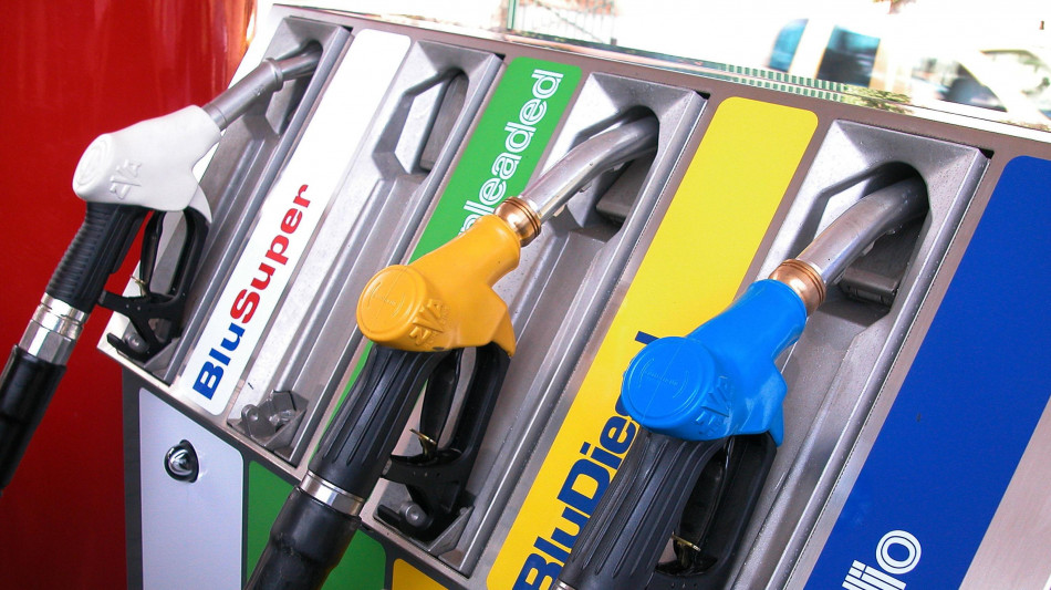 Staffetta, benzina self a 1,694 euro, ai minimi da 5 mesi