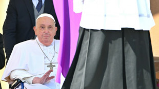 Voz e mobilidade de papa Francisco estão melhorando
