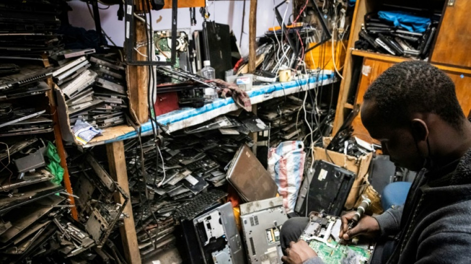 Récup' et recyclage pour endiguer la marée des déchets électroniques au Kenya