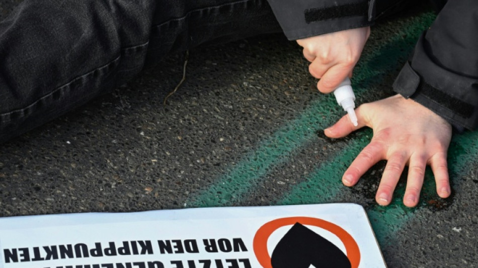 Berliner Polizei beschlagnahmt von Klimaaktivisten große Mengen Sekundenkleber