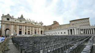 Foule de fidèles et dirigeants étrangers à l'intronisation de Léon XIV 