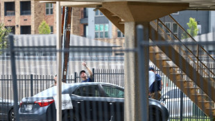 Sube a dos cifra de migrantes muertos por ataque en centro de detención en EEUU